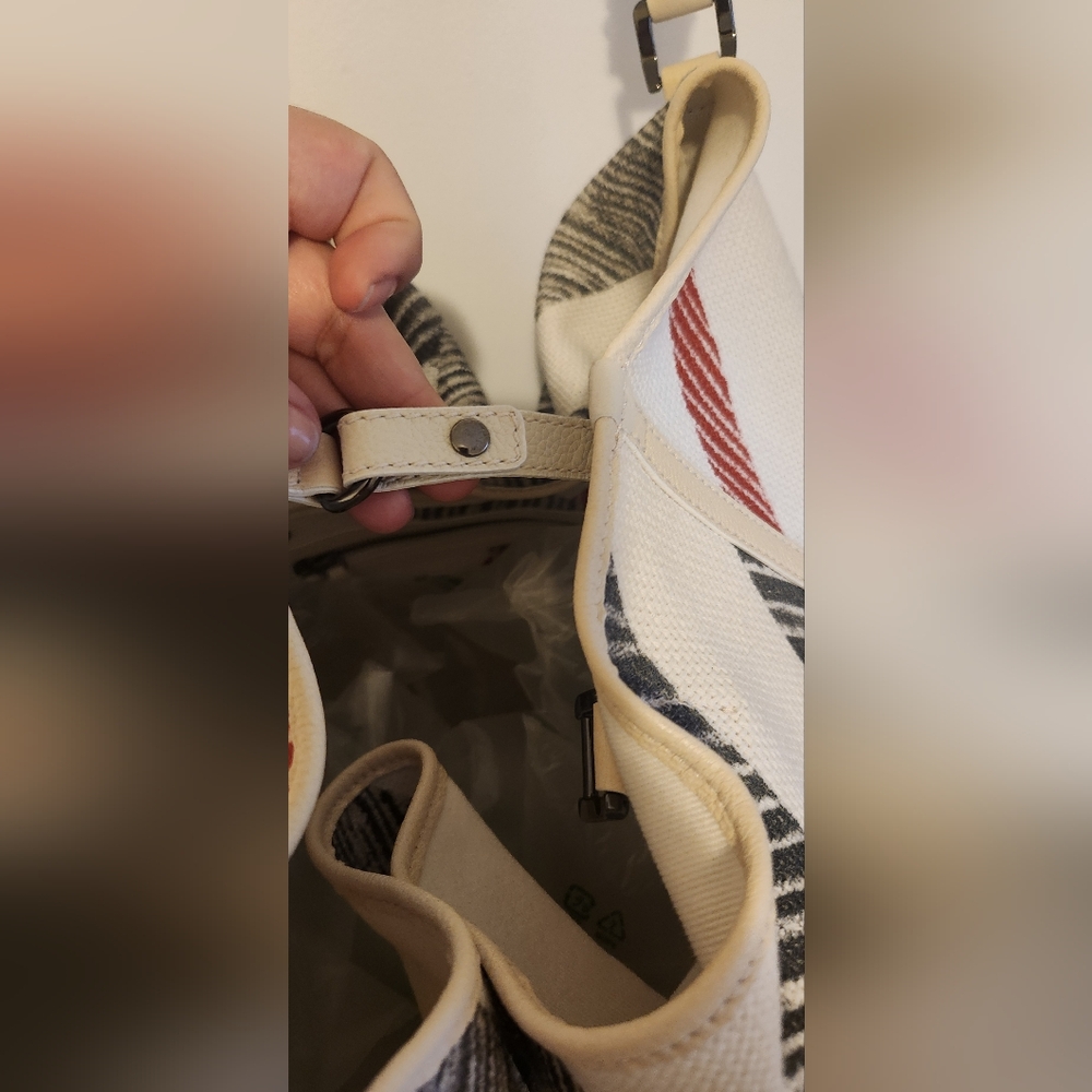 LIKE NEW BURBERRY LARGE SHOULDER BAG - Picture 3 of 16